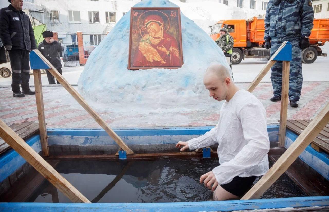 Фото Женщины в бикини и татуированные преступники. В Новосибирске с ажиотажем прошли Крещенские купания в аномальный мороз - 37 ледяных кадров 9